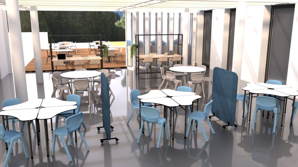 Sala com cadeiras azuis-claras, mesas brancas e divisórias, com acesso a um pátio com assentos.
