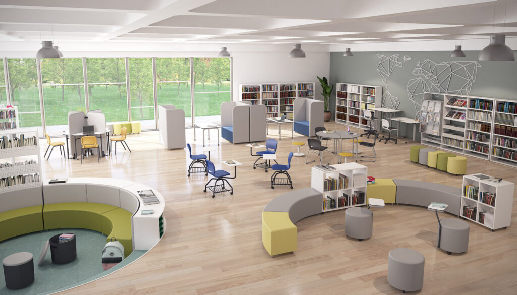 Biblioteca com estantes curvas, cadeiras de várias cores e assentos estofados junto a grandes janelas.