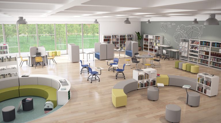 Biblioteca com assentos curvos, mesas, estantes e grandes janelas, organizada em zonas de estudo.