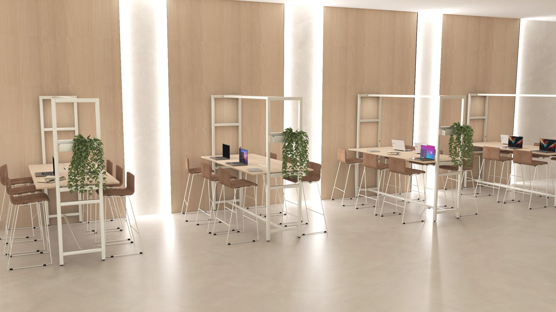 Espaço de trabalho com painéis de madeira, mesas altas, cadeiras, computadores portáteis e plantas.