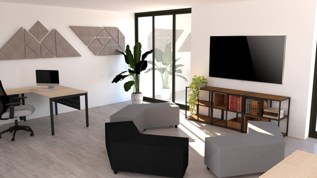 Escritório com mesa, cadeiras, ecrã, plantas e estante com livros.