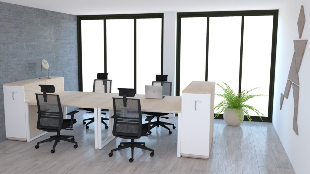 Espaço de trabalho com mesa de madeira clara, cadeiras pretas de rede e computador portátil.