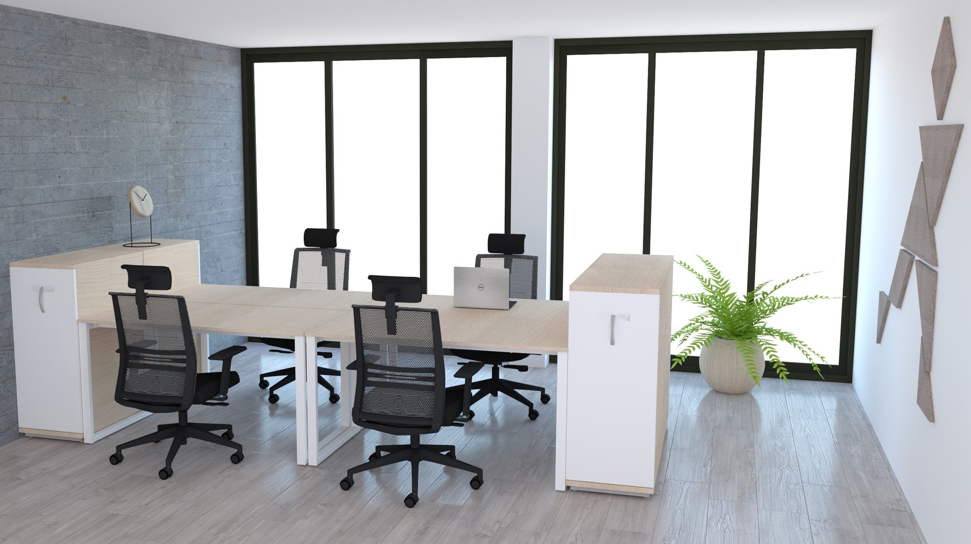 Espaço de trabalho com mesa de madeira clara, cadeiras pretas de rede e computador portátil.