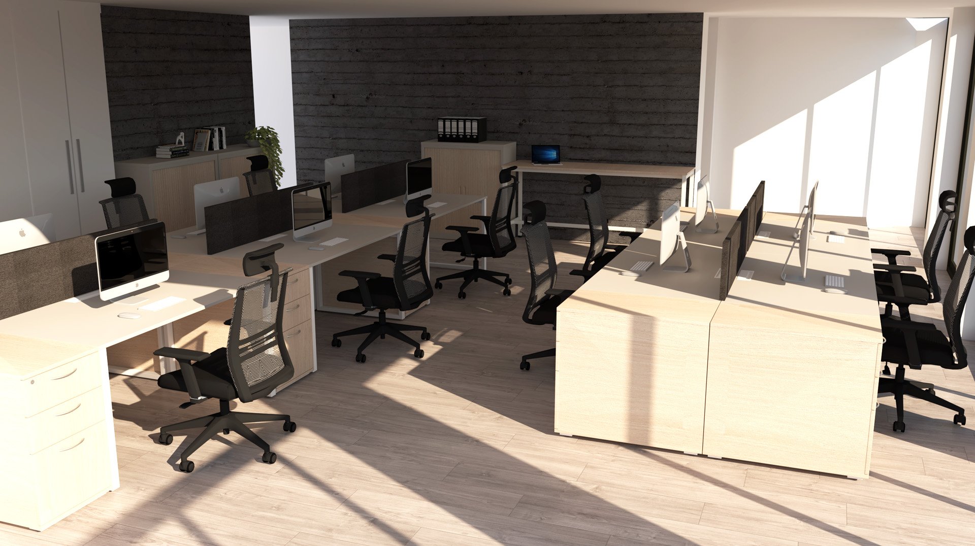 Escritório com mesas em filas, cadeiras pretas, monitores e estantes com material de trabalho.