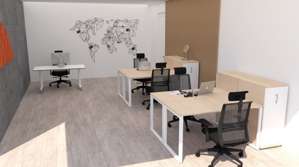 Escritório com mesas, cadeiras pretas, computadores e mapa-múndi na parede.