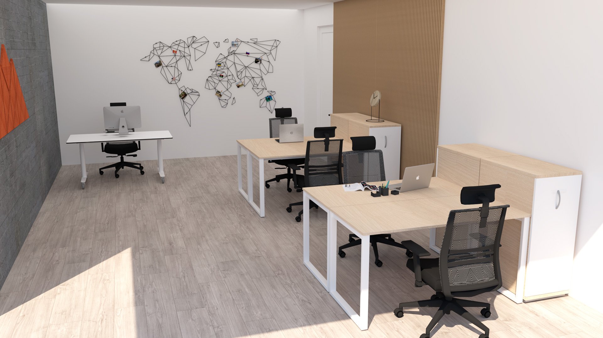 Escritório com mesas, cadeiras pretas, computadores e mapa-múndi na parede.