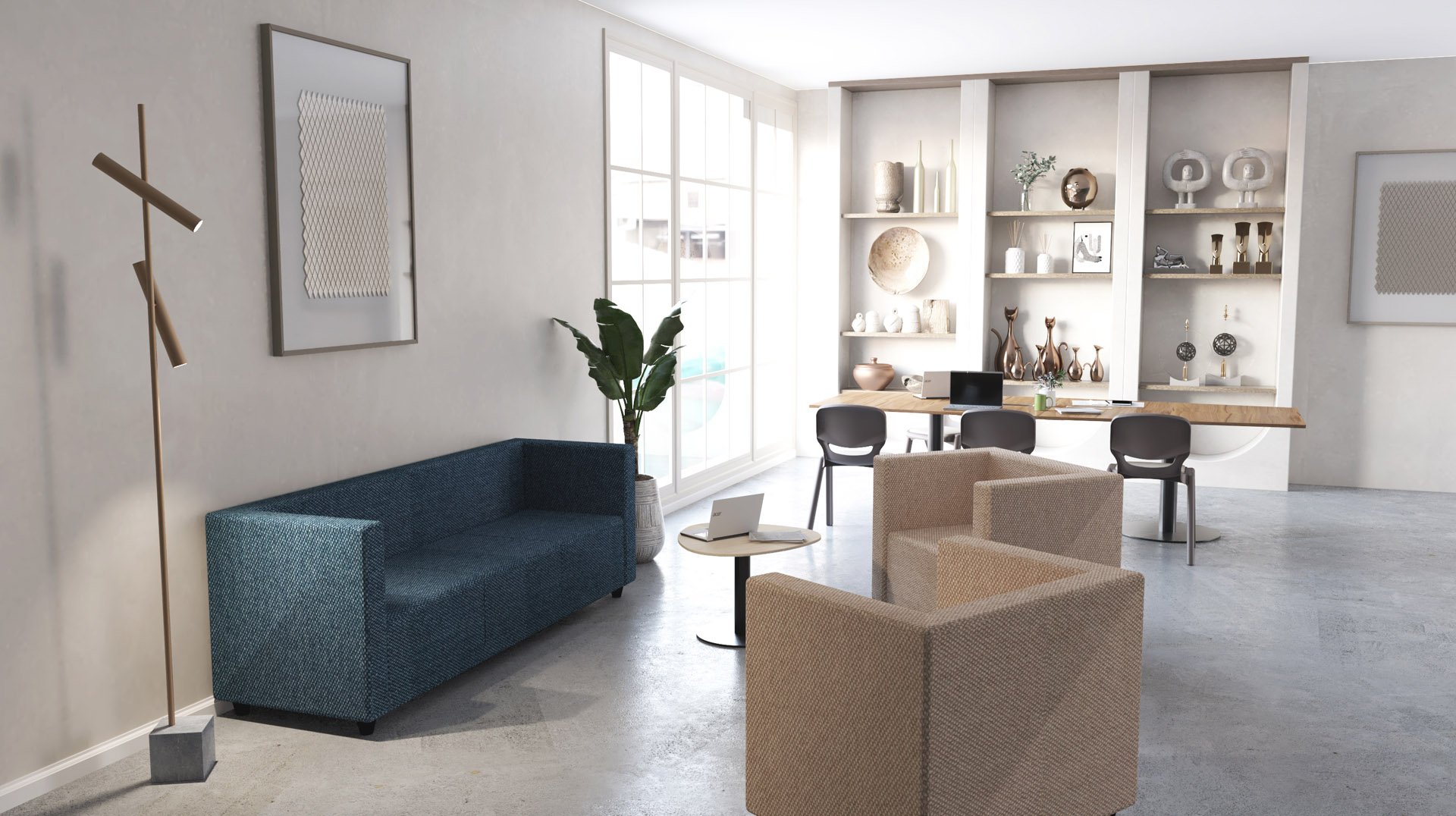 Zona de estar com sofá azul, cadeirões bege e mesa com computador portátil, junto a uma área de trabalho.