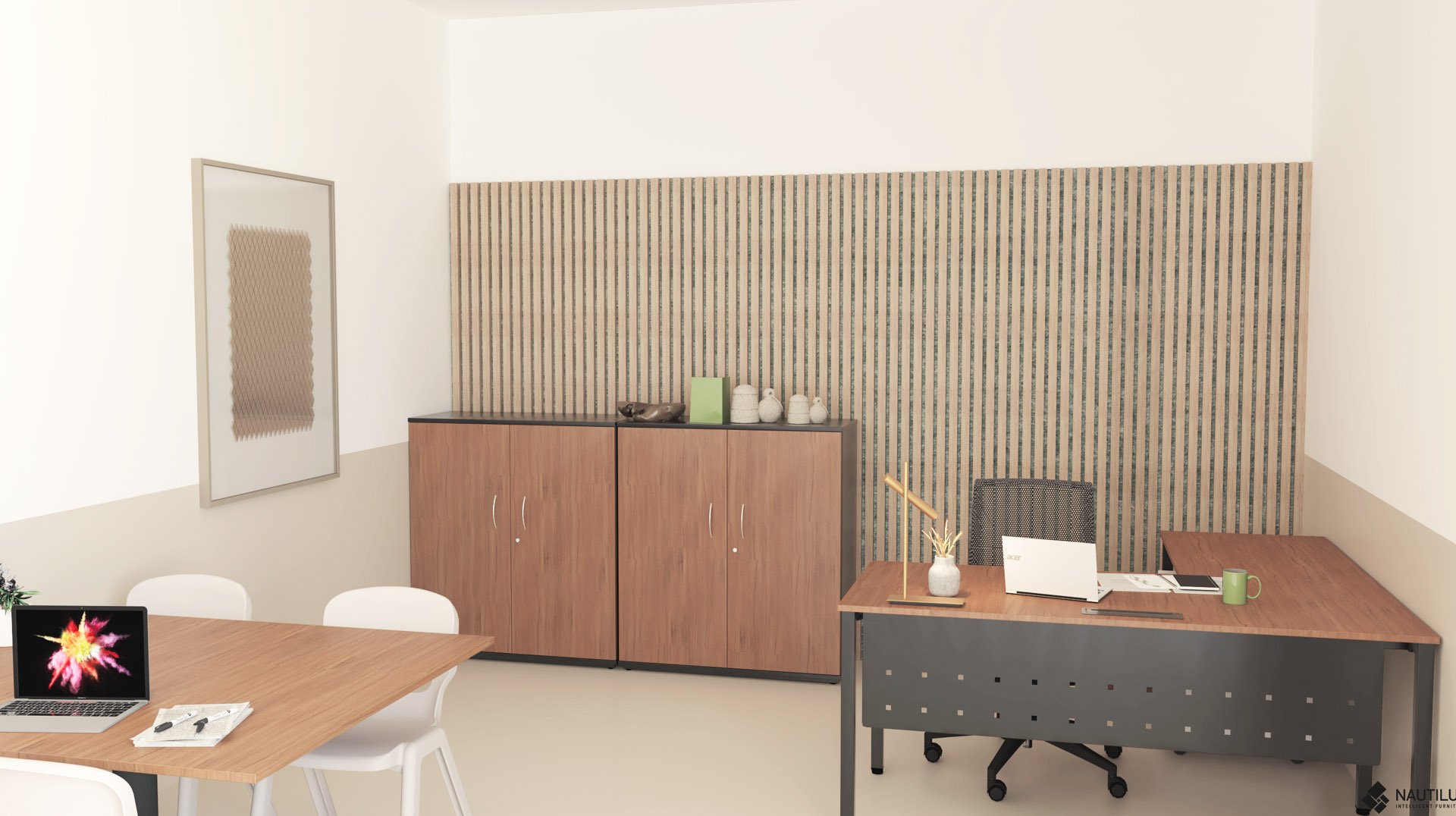 Escritório com mesa de madeira, computador portátil, cadeira preta e uma segunda mesa de reunião.