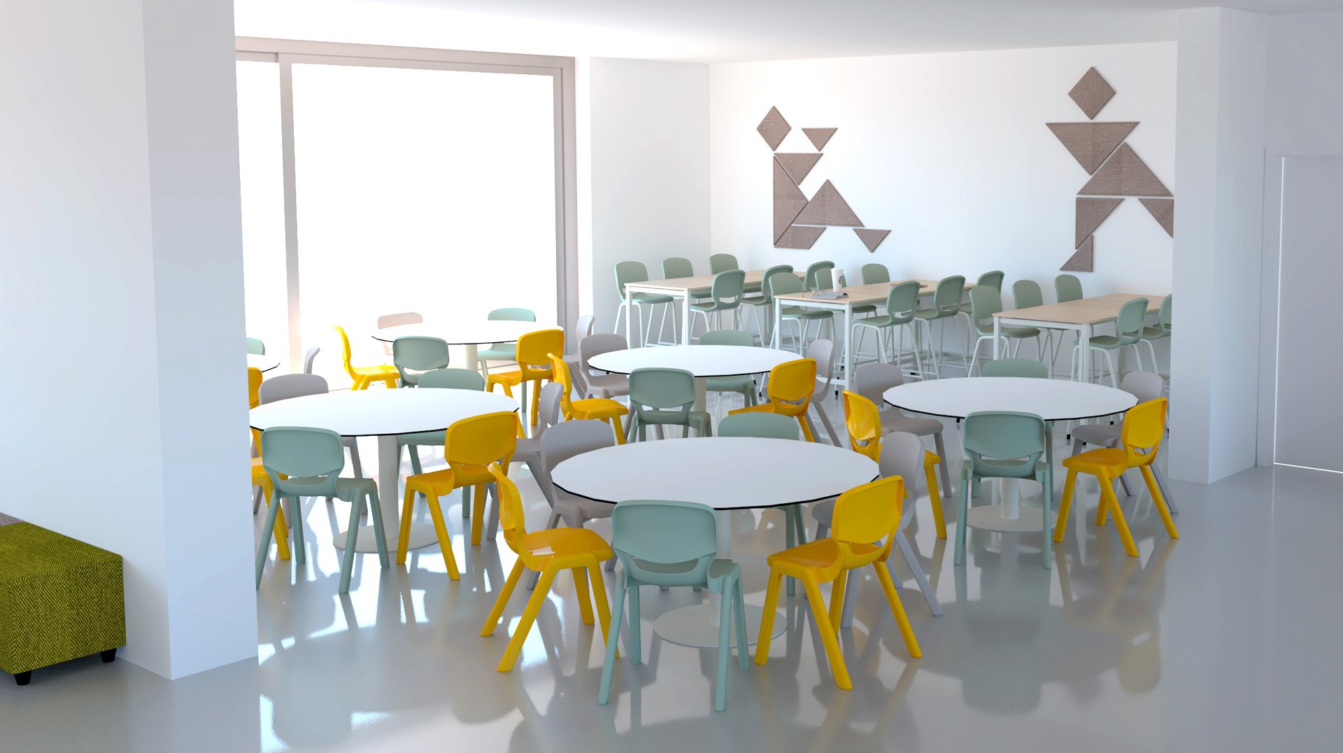 Una cafetería moderna y luminosa con mesas redondas rodeadas de sillas amarillas y verde claro. Hay más mesas y taburetes altos cerca de la pared del fondo, que presenta arte geométrico. Grandes ventanales dejan entrar la luz natural.