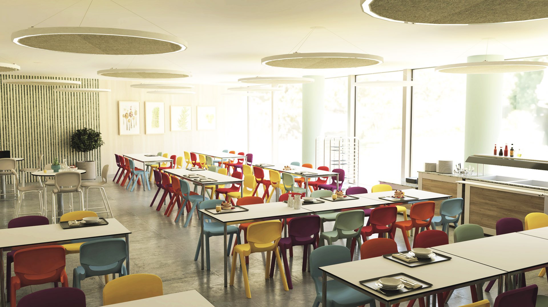 Una cafetería moderna y luminosa con grandes ventanales, mesas blancas y sillas de colores. Sobre las mesas hay platos y bandejas, y encima cuelgan lámparas de techo redondas. Al fondo se ve una zona de servicio.