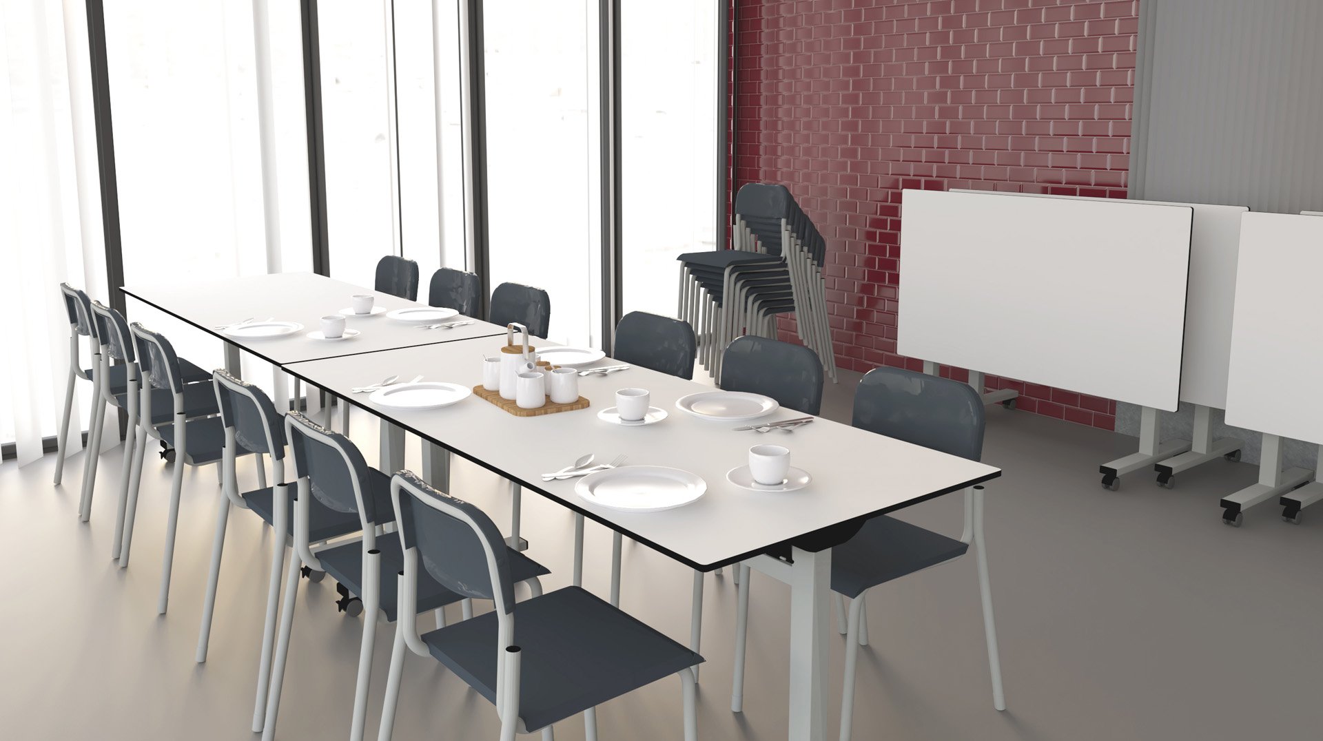 Un comedor moderno con dos mesas blancas provistas de platos, tazas y cubiertos. Alrededor de las mesas hay sillas grises, y cerca de una pared de azulejos rojos y grandes ventanales hay sillas y mesas plegadas.