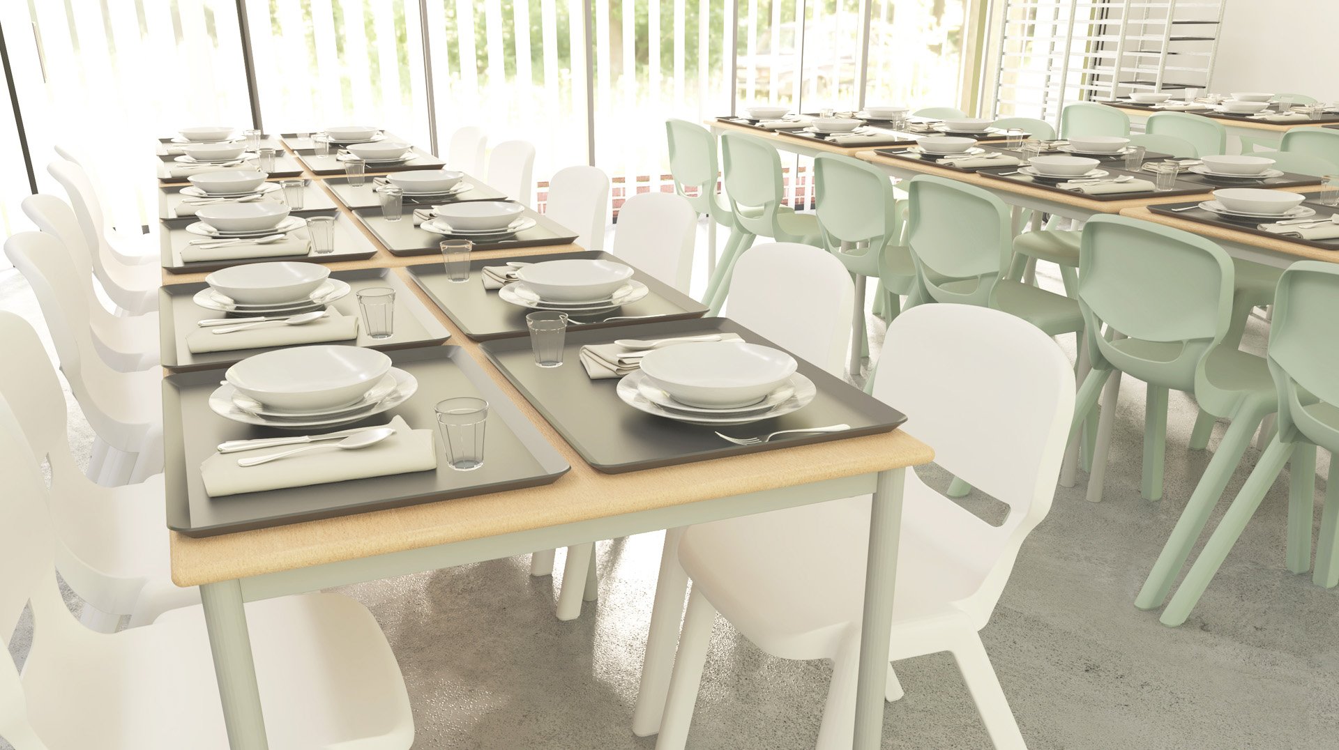 Filas de mesas de cafetería con bandejas, platos, vasos, cubiertos y servilletas. Las sillas de plástico verde pálido y blanco rodean las mesas, y la luz del sol se cuela por las persianas verticales del fondo.