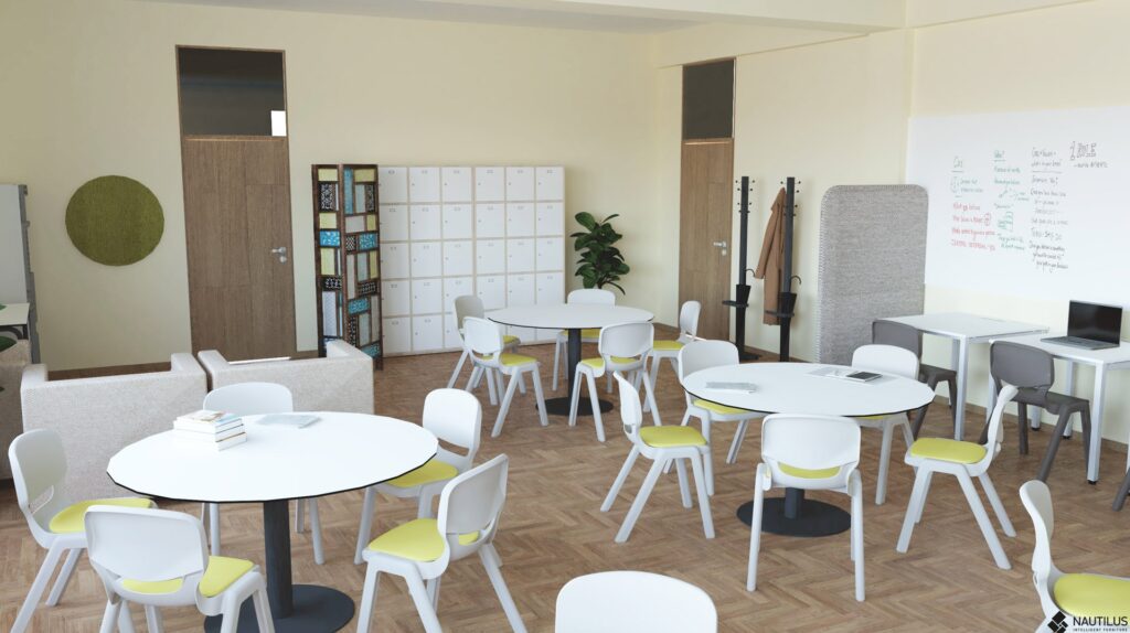 Sala com mesas redondas, cadeiras brancas, cacifos, quadro de escrita e planta.