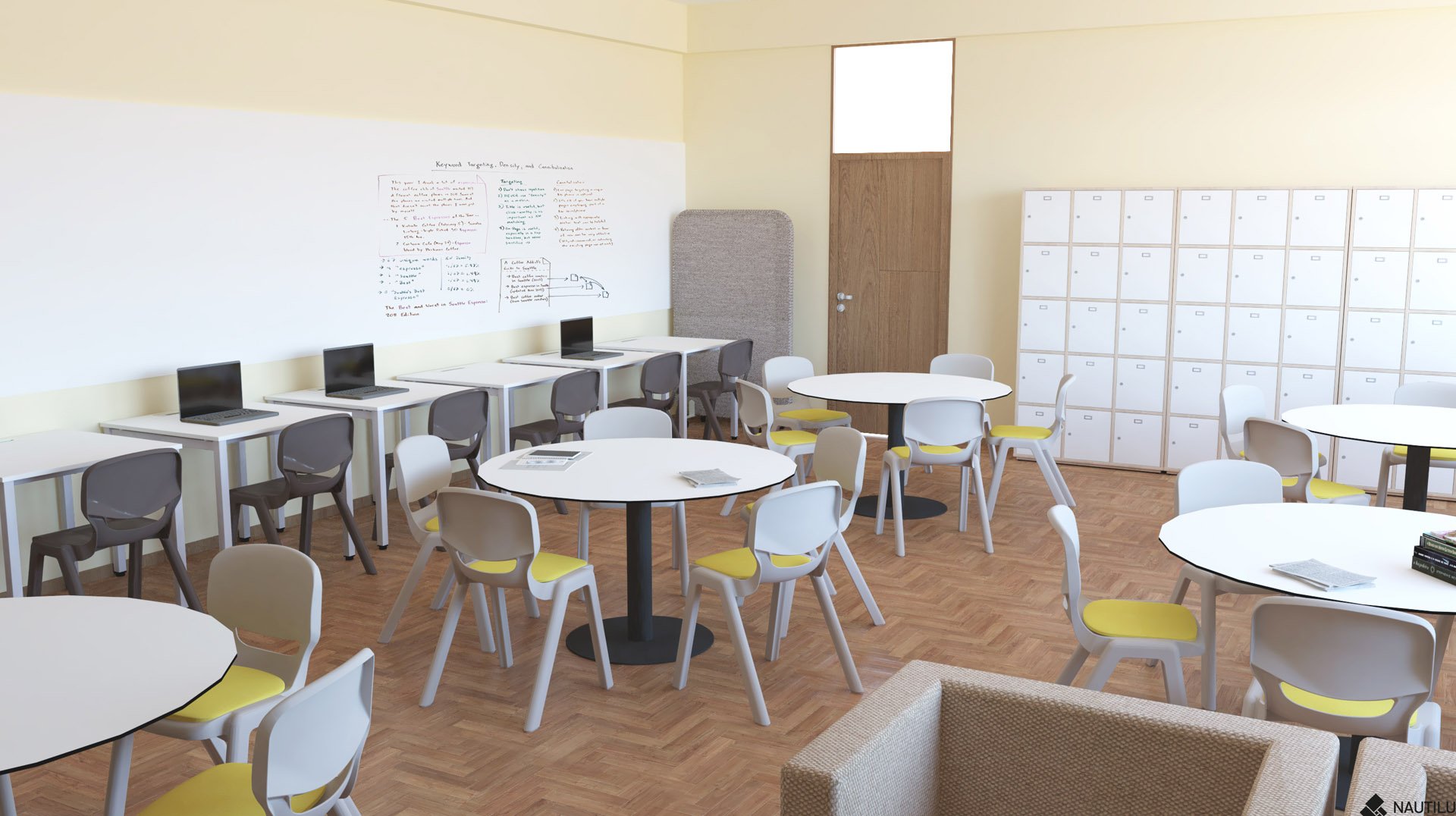 Sala de professores com mesas redondas, cadeiras, computadores portáteis sobre uma bancada e cacifos brancos.