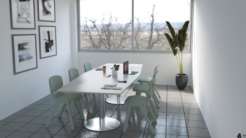 Sala de professores com mesa branca comprida, cadeiras verdes-claras, computadores portáteis e cadernos.
