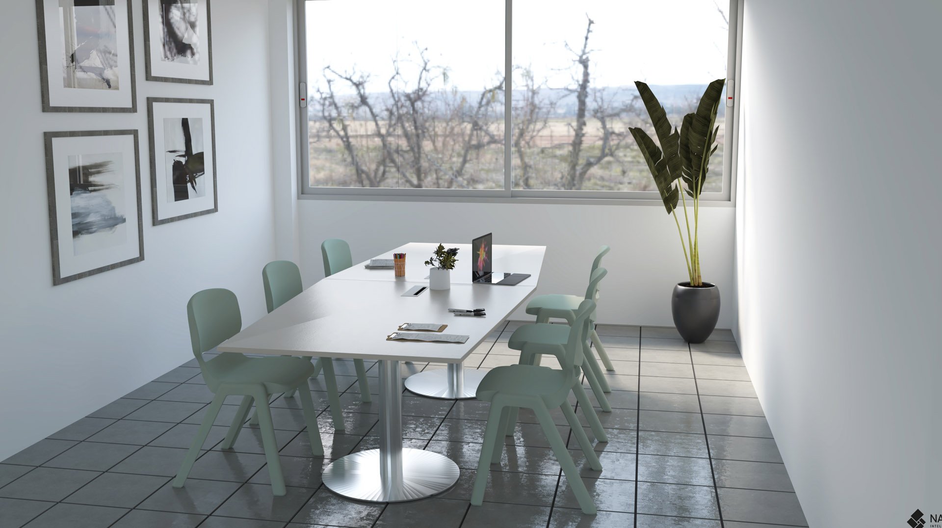 Sala de professores com mesa branca comprida, cadeiras verdes-claras, computadores portáteis e cadernos.
