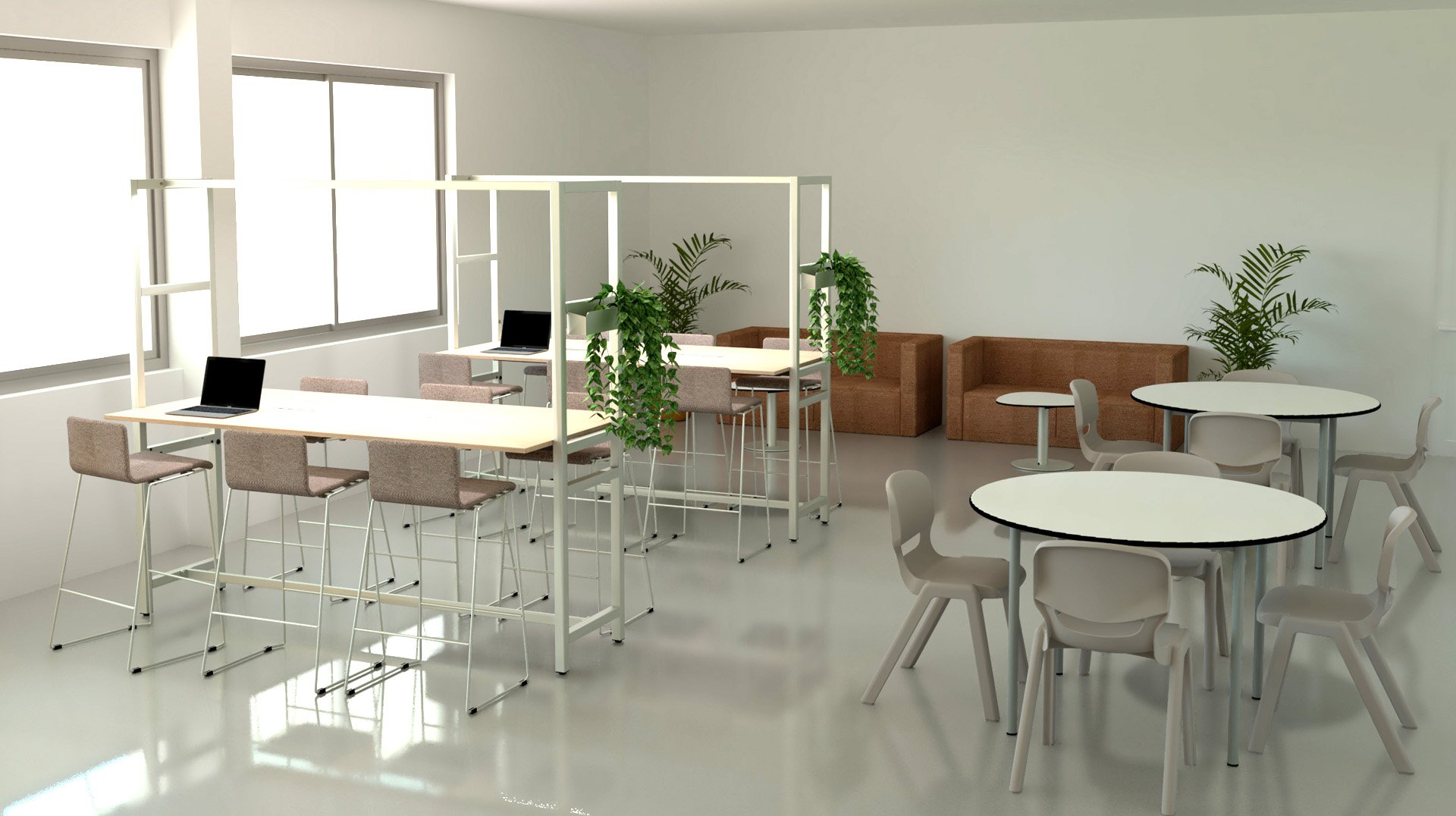 Sala de professores com mesas altas e redondas, computadores portáteis, sofás castanhos e plantas.