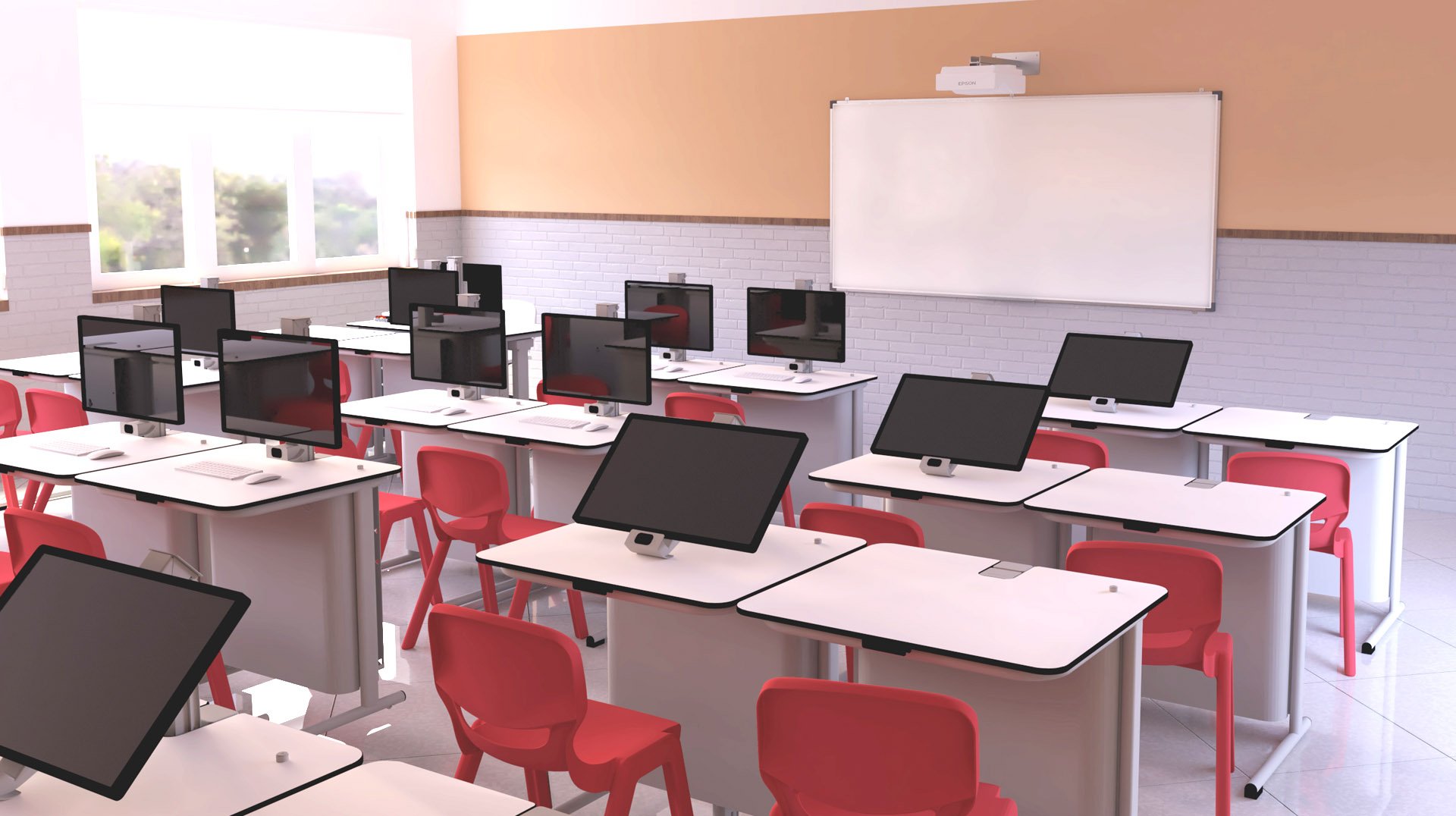 Sala de informática com cadeiras vermelhas, mesas brancas, monitores e quadro com projector.