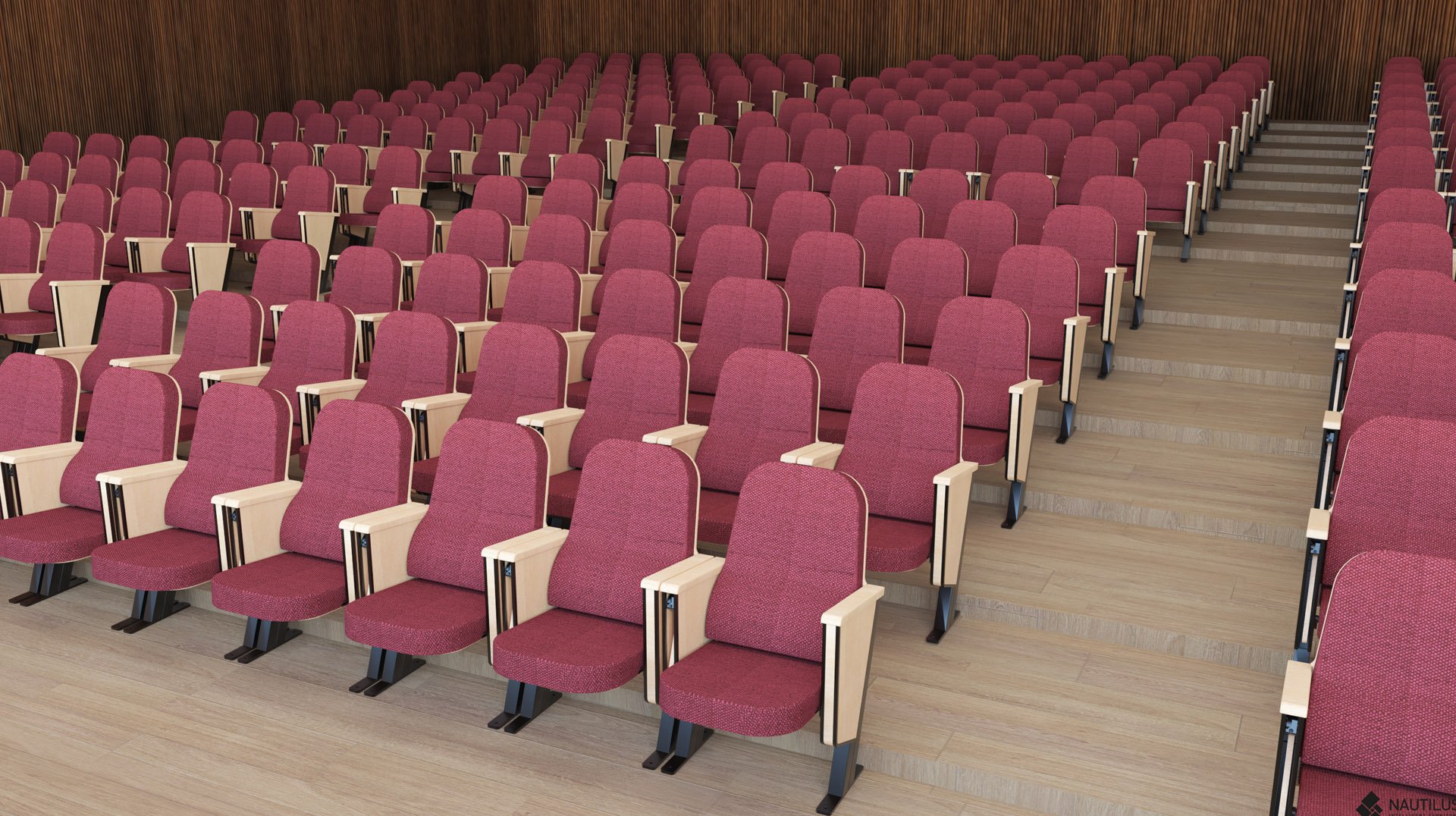 Auditório com filas de cadeirões vermelhos e braços de madeira sobre pavimento de madeira clara.