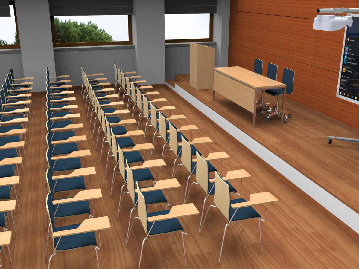 Sala com cadeiras azuis, mesas de madeira, palco e ecrã na parede.