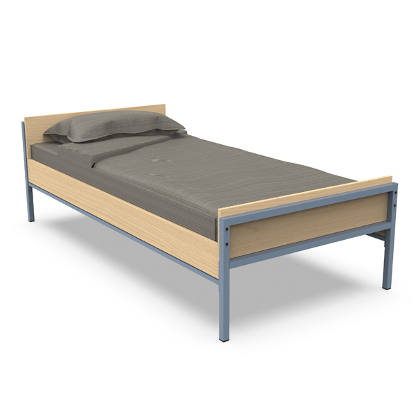 Cama individual com cabeceira e peseira de madeira clara, estrutura metálica azul e roupa de cama cinzenta.
