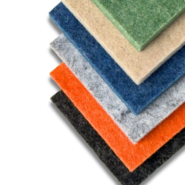 Placas de material fibroso sobrepostas em verde, bege, azul, cinzento, laranja e preto.