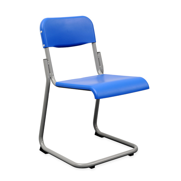 Cadeira MAIS Cantilever azul com estrutura metálica em patim.