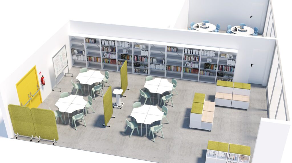 Sala com mesas modulares agrupadas, cadeiras e divisórias verdes, estantes e armários.