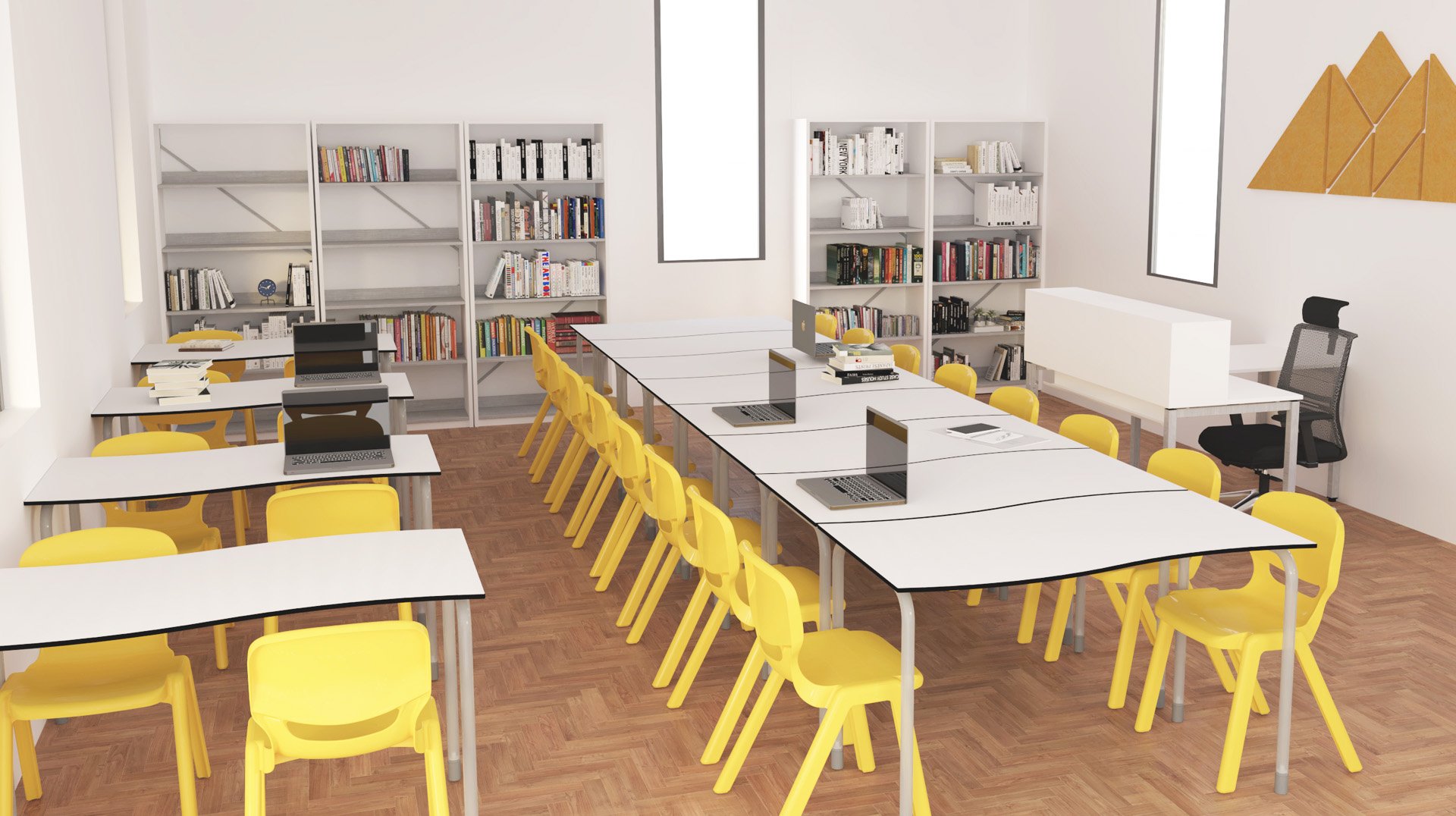 Sala com mesas brancas, cadeiras amarelas, computadores portáteis e estantes com livros.