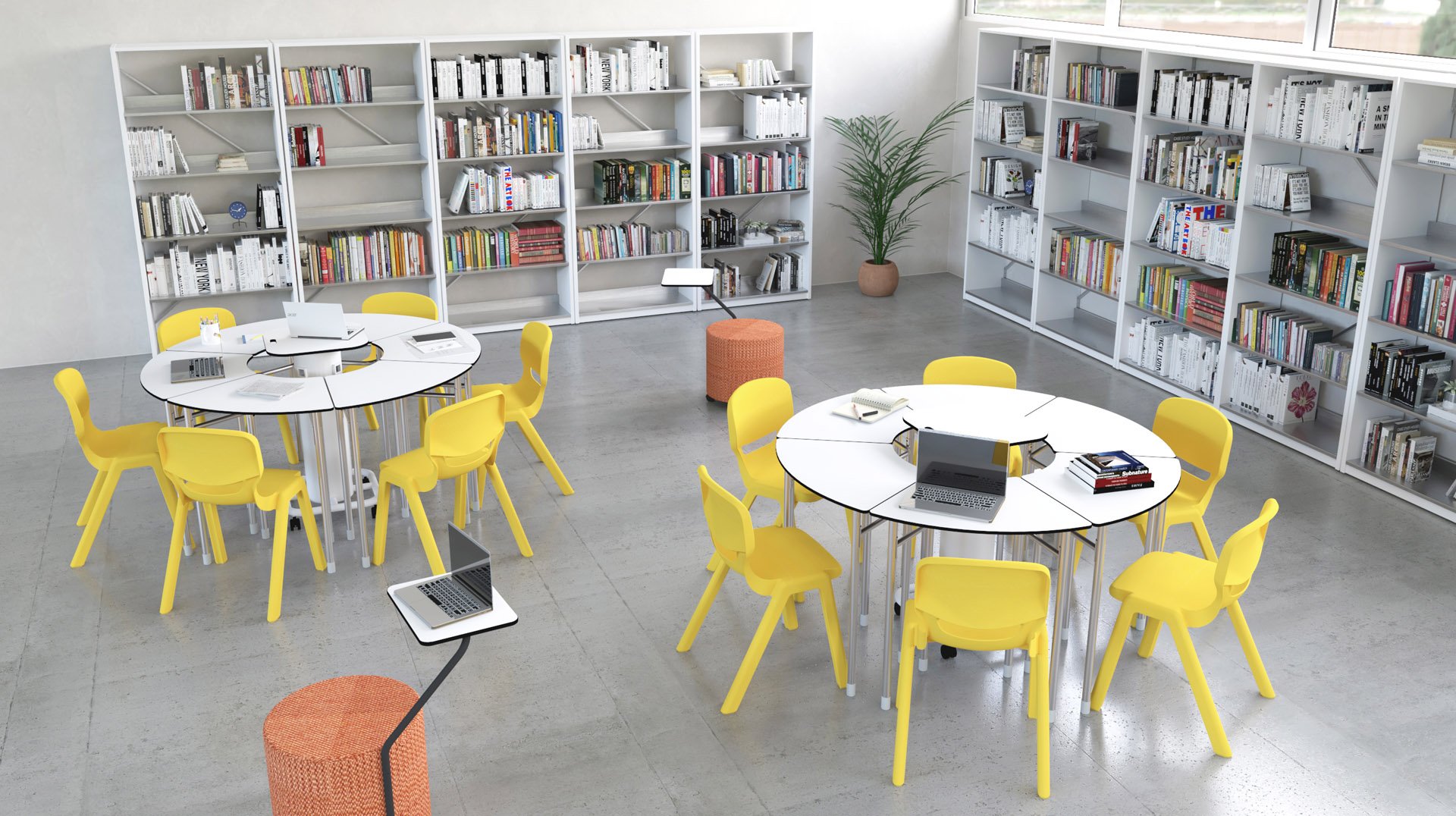 Biblioteca com estantes brancas, mesas redondas, cadeiras amarelas, computadores portáteis e livros.