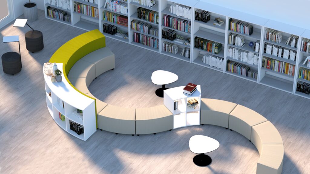 Biblioteca com assentos curvos bege, mesas redondas brancas e estantes com livros.