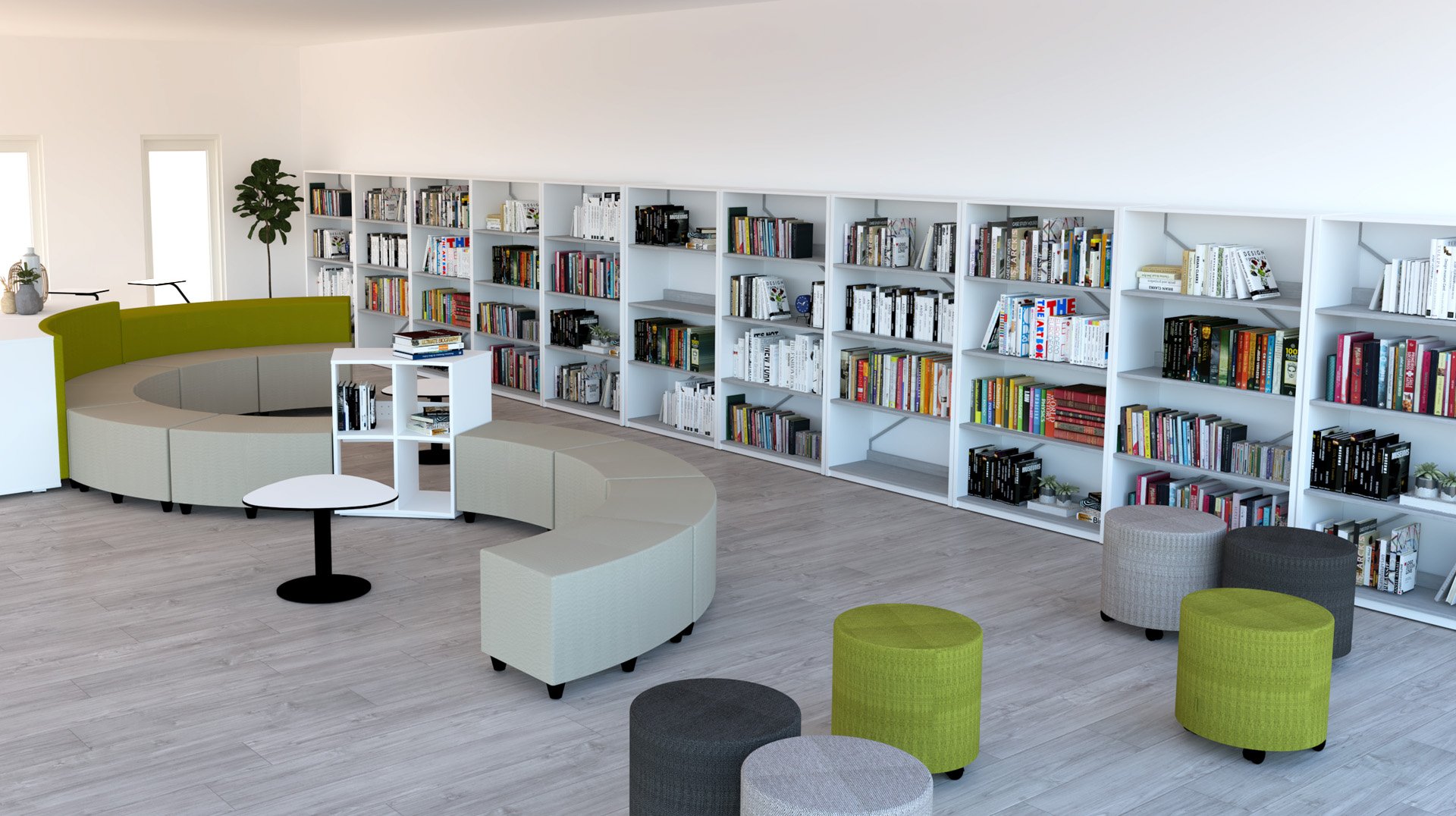 Espaço de leitura com assentos curvos, bancos redondos, mesas pequenas e estantes brancas com livros.