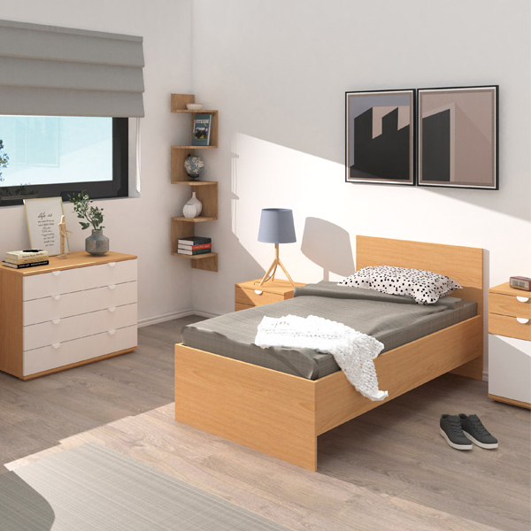 Quarto com cama e roupa cinzenta, mesa de cabeceira, cómoda e prateleiras de parede.