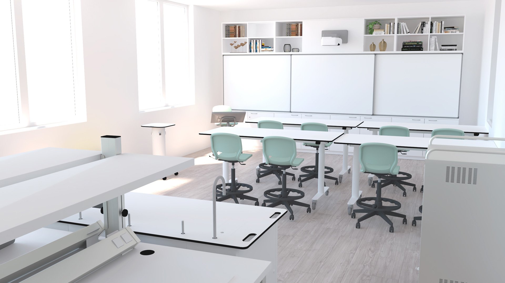 Sala de aula com mesas, cadeiras verde-menta, quadros brancos e arrumação superior.