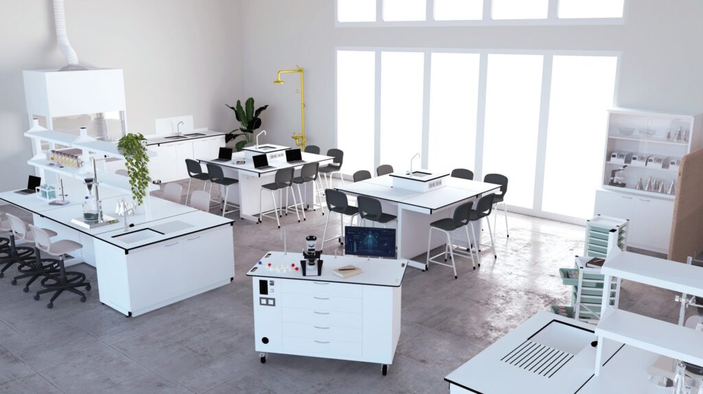 Laboratório com bancadas brancas, bancos, equipamentos, estantes e plantas.