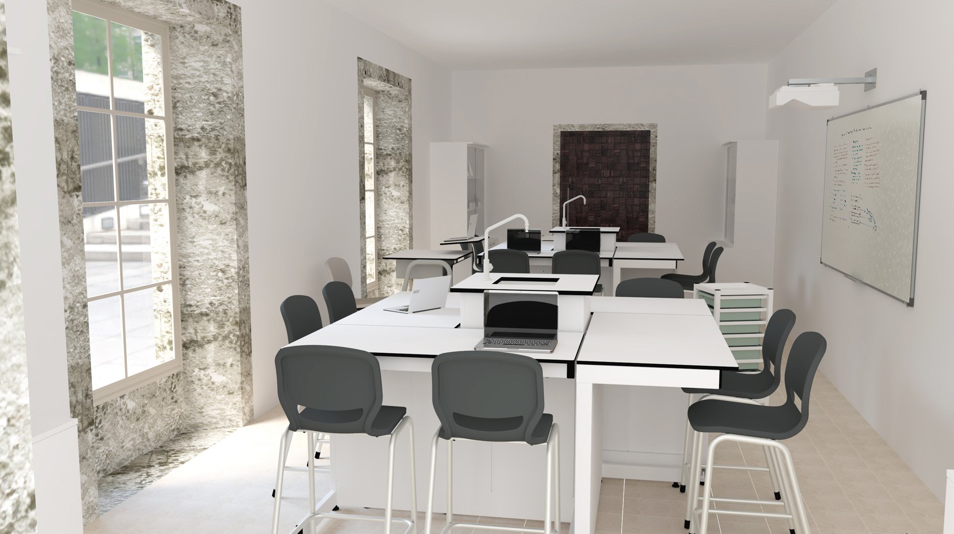 Sala com mesas altas, cadeiras cinzentas, computadores portáteis e quadro branco.