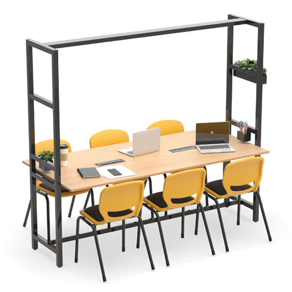 Mesa Smart Desk com cadeiras amarelas, computadores portáteis e estrutura superior com iluminação e plantas.