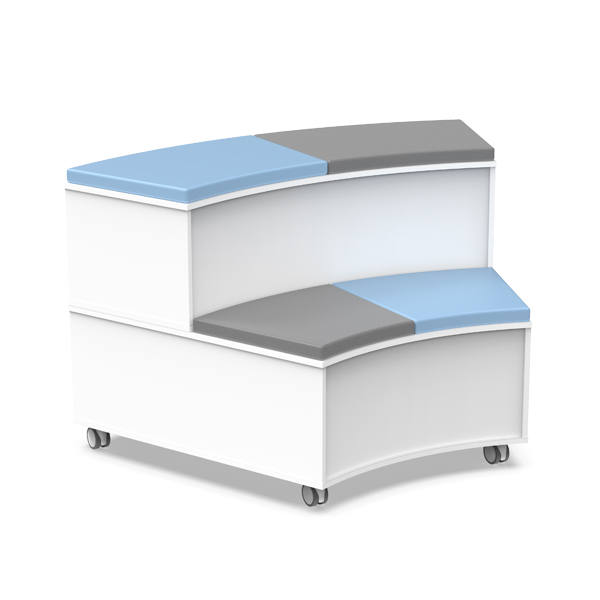 Bancada modular STAND com dois n&iacute;veis, base branca, assentos cinzentos e azuis-claros e rodas.
