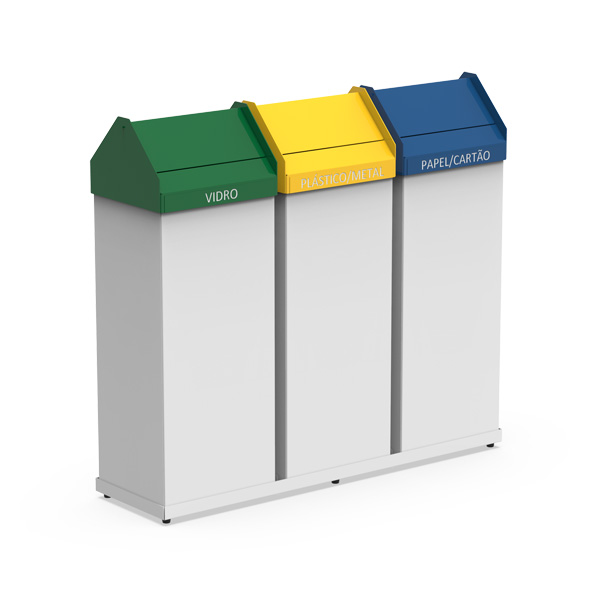 Recipientes de recolha selectiva com tampas verde para vidro, amarela para plástico e metal e azul para papel e cartão.