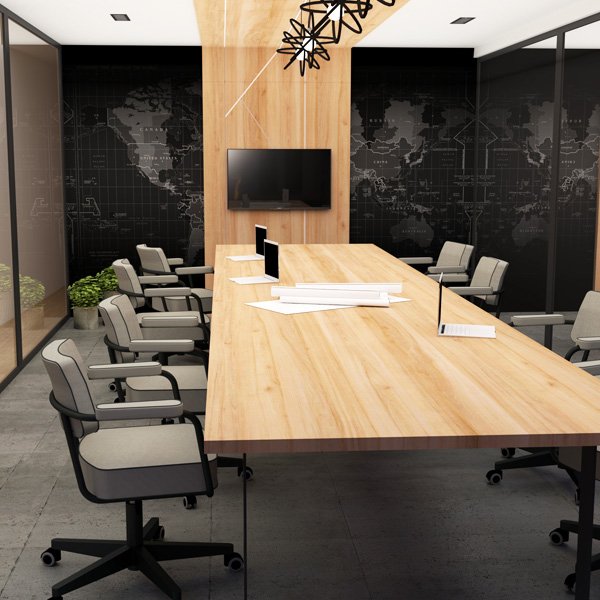 Sala de reuniões com mesa de madeira, cadeiras REVIVAL cinzentas, computadores portáteis e ecrã.