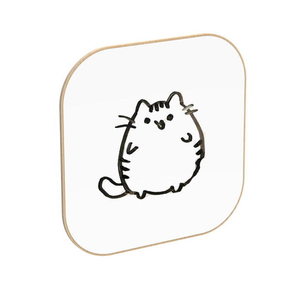 Painel branco de cantos arredondados com desenho de um gato &agrave;s riscas.
