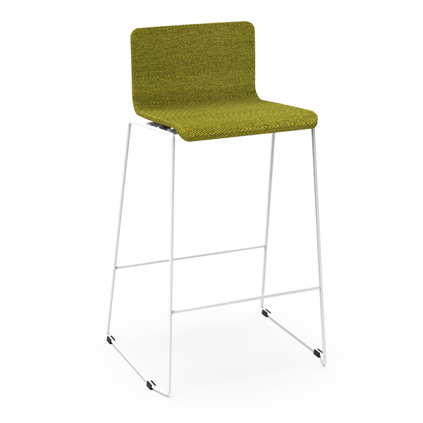 Cadeira alta Smooth com assento e encosto estofados a verde, estrutura branca e apoio para os pés.