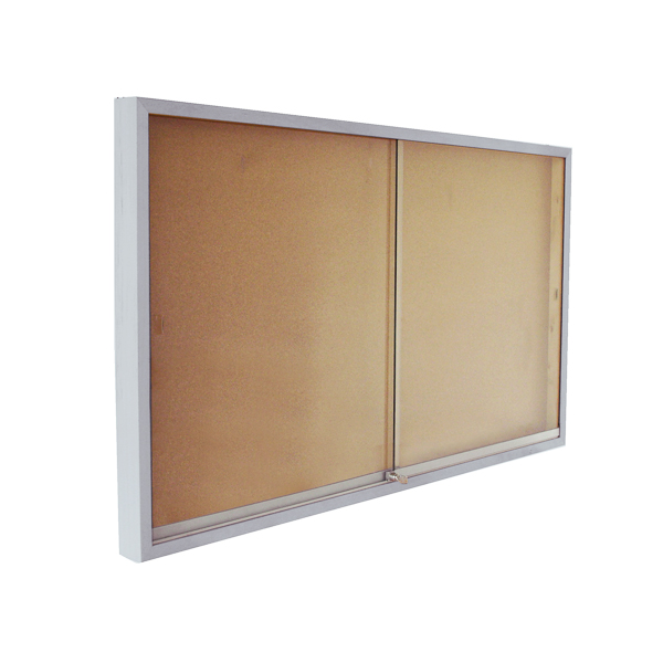 Vitrina de avisos com superfície de cortiça, moldura metálica e cobertura transparente.
