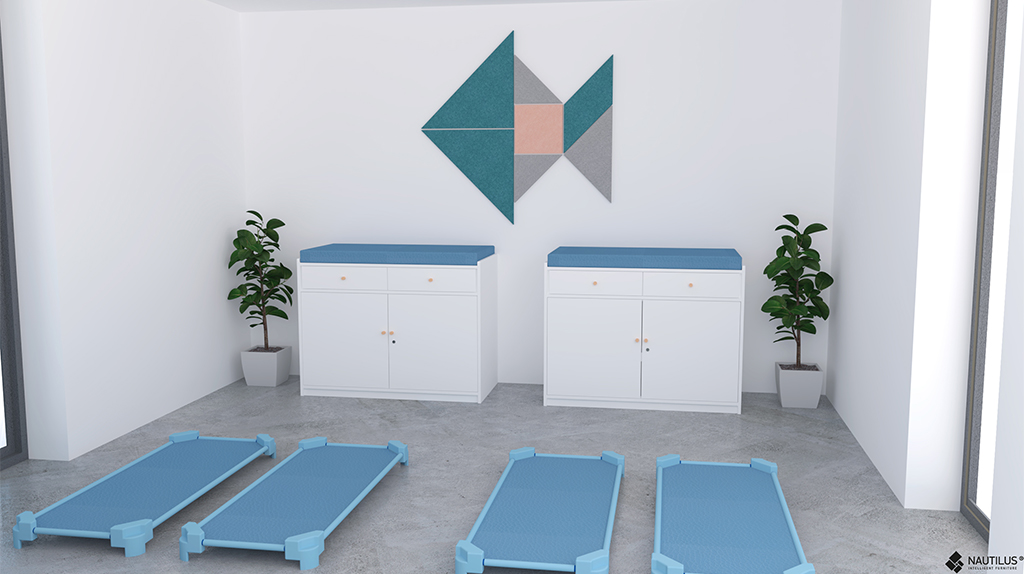 Sala com móveis brancos com colchões azuis, catres azuis, plantas e decoração geométrica.