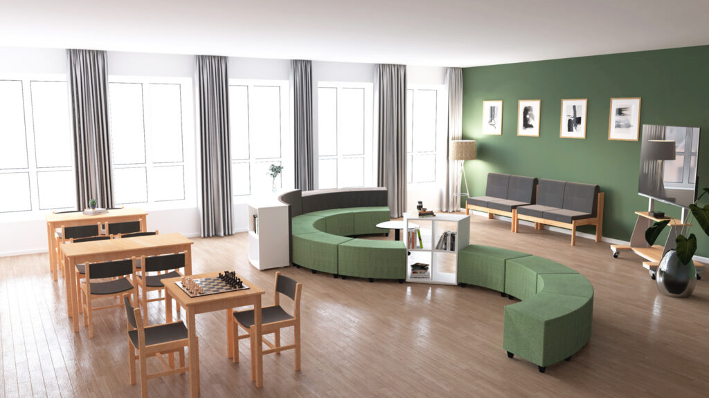 Sala de estar com assentos curvos verdes, mesas, tabuleiro de xadrez, estante e televisão.