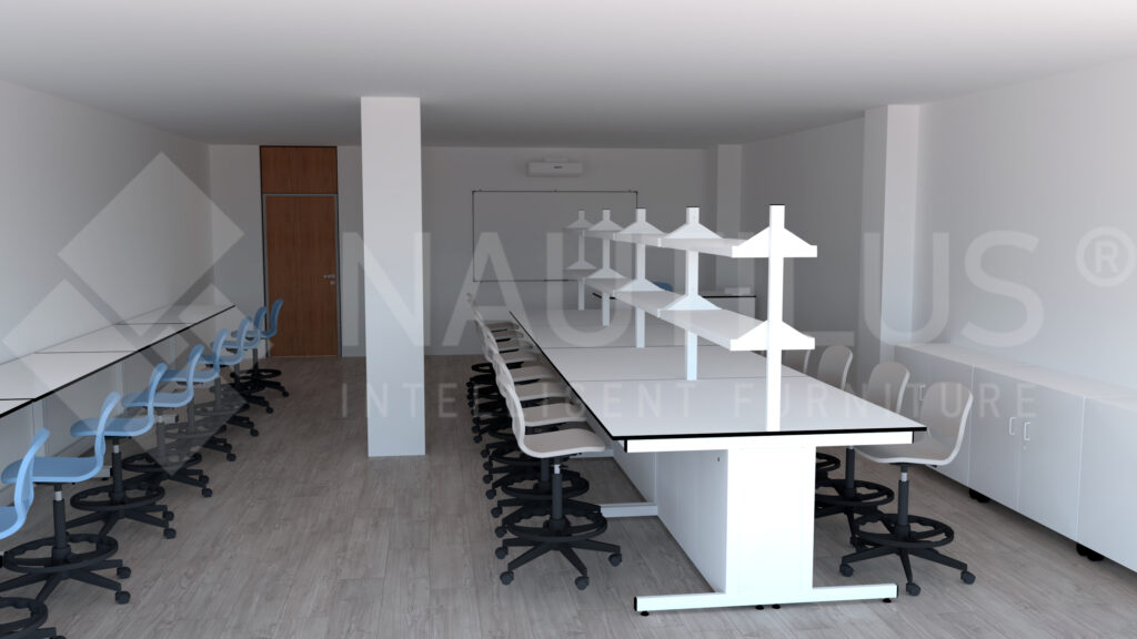 Sala de laboratório com mesas brancas, cadeiras giratórias e pavimento de madeira clara.