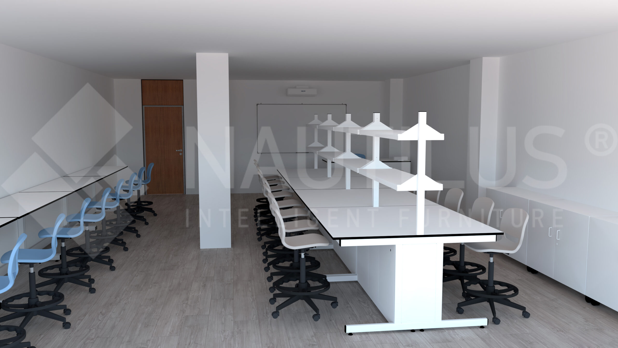 Sala de laboratório com mesas brancas, cadeiras giratórias e pavimento de madeira clara.
