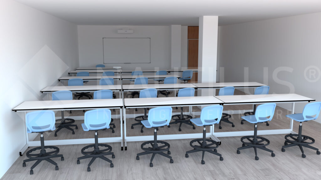 Sala com mesas brancas em filas, cadeiras azuis com rodas e quadro branco.
