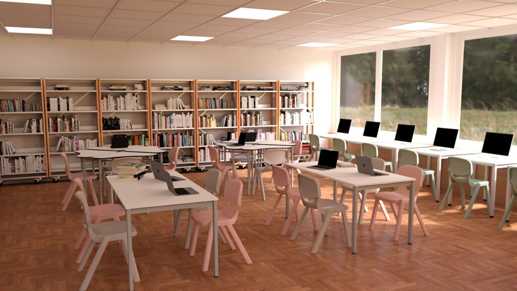 Sala com estantes de livros, mesas, cadeiras e computadores junto às janelas.