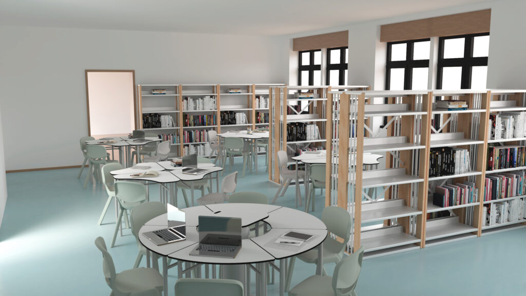 Biblioteca com estantes, mesas redondas, cadeiras e computadores portáteis.